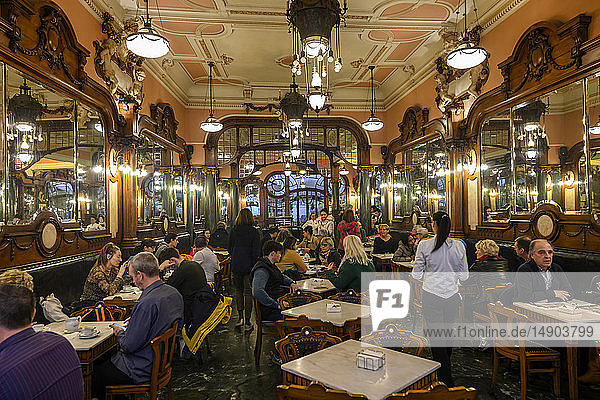 Kunden speisen in einem Restaurant; Porto  Portutal