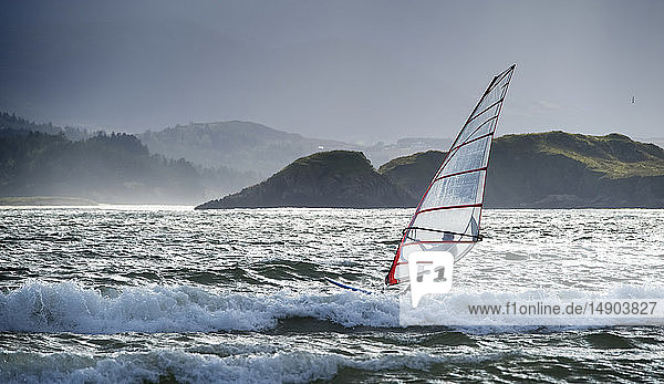 Windsurfen an der irischen Küste; Downings  Grafschaft Donegal  Irland