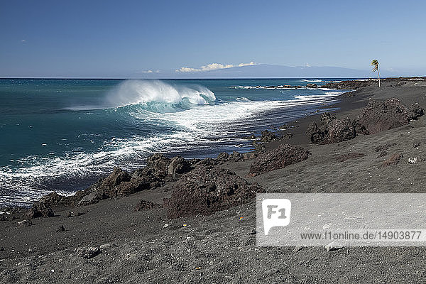 Schwarzer Sandstrand und Wellen  die sich in Ufernähe brechen  Pueo Bay  Nordküste von Kona; Kailua-Kona  Insel Hawaii  Hawaii  Vereinigte Staaten von Amerika
