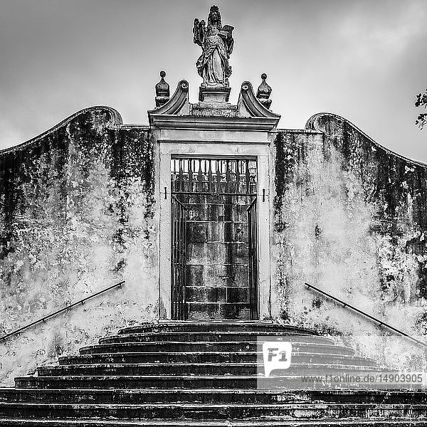 Verwitterte Gebäudehülle mit Statue über dem Eingang; Coimbra  Bezirk Coimbra  Portugal