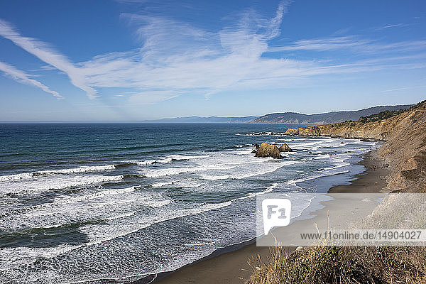 Ein Blick nach Norden zum Blues Beach am Highway 1 in Nordkalifornien im Spätherbst; Westport  Kalifornien  Vereinigte Staaten von Amerika