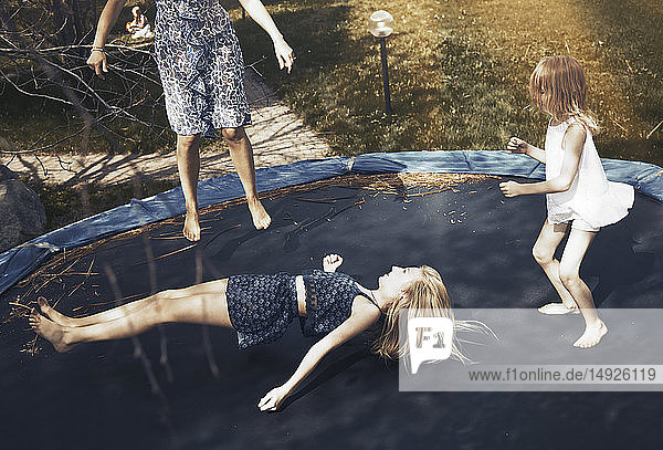 Glückliche Familie springt auf dem Trampolin