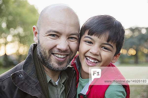 Portrait glücklicher Vater und Sohn im Park