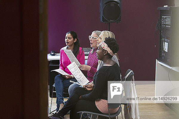 Frauenchor mit Notenmaterial singt im Aufnahmestudio
