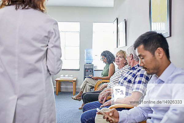 Wartende Patienten im Wartezimmer der Klinik