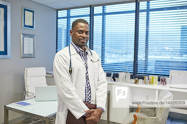 Porträt zuversichtlich männlichen Arzt in der Klinik Ärzte Büro