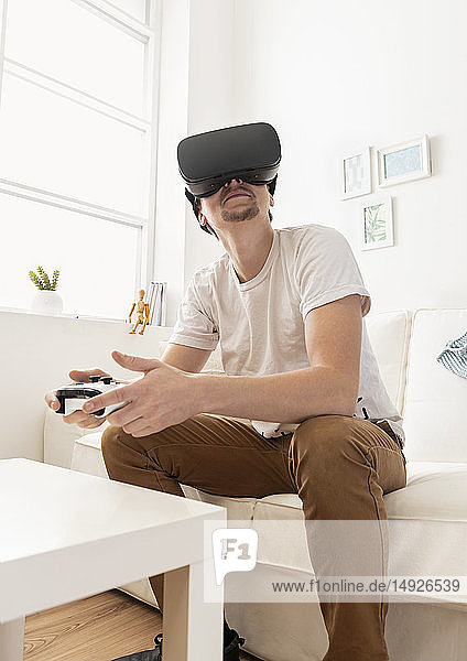 Junger Mann mit VR-Brille  schaut nach oben