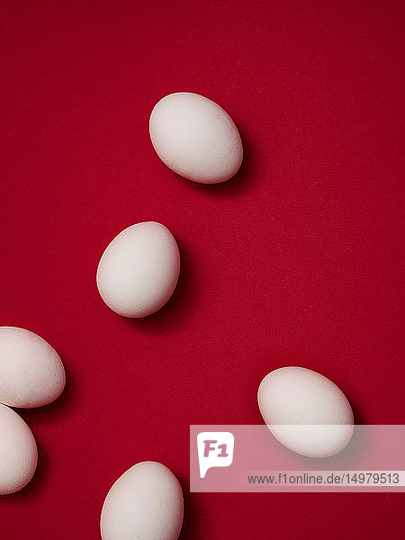 Eier auf rotem Hintergrund