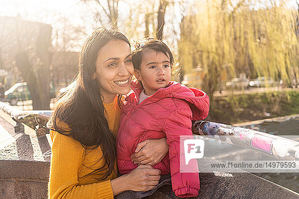 Mutter und Tochter im Park