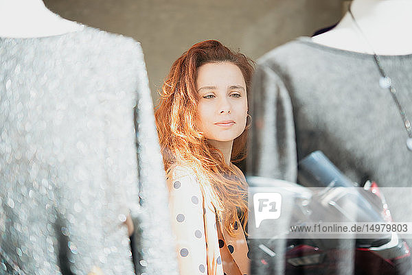Frau beim Einkaufen in einer Modeboutique