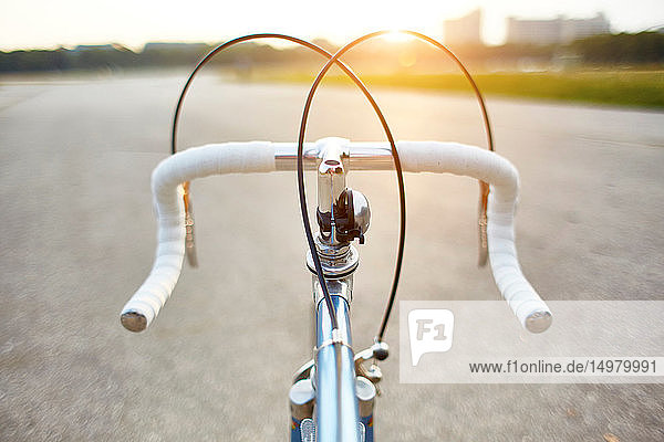 Rennrad auf der Landstraße  persönliche Perspektive auf den Lenker
