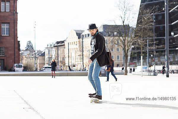 Mann beim Skateboarden auf dem Stadtplatz  Freiburg  Baden-Württemberg  Deutschland