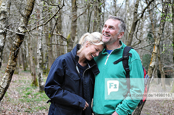 Ehepaar im Wald  Tunbridge Wells  Kent  Vereinigtes Königreich
