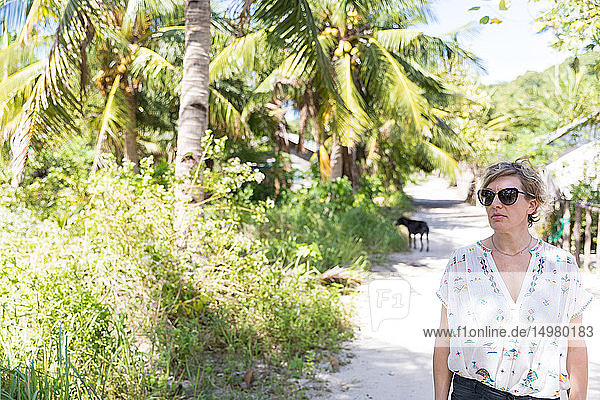 Frau erkundet Dorf  Insel Ginto  Linapacan  Philippinen