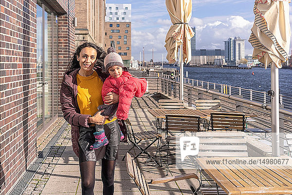 Mutter und Tochter am Fluss Berlin Deutschland