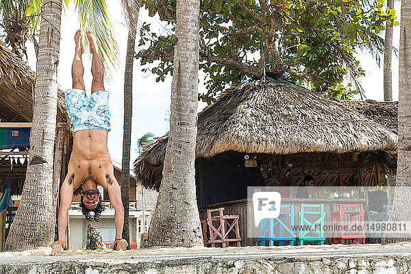 Mann macht Handstand am Strand  Pagudpud  Ilocos Norte  Philippinen