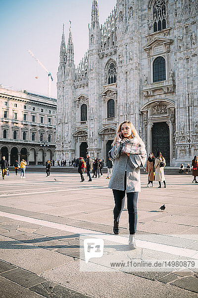 Junge Touristin telefoniert mit ihrem Smartphone am Mailänder Dom  Mailand  Italien