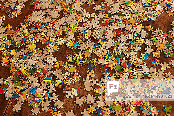 Puzzleteile auf Holzboden