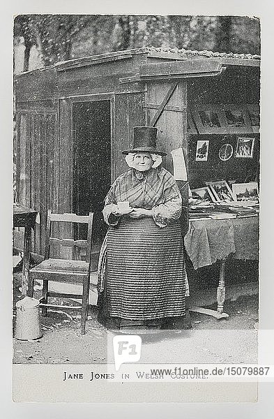 Jane Jones in walisischer Tracht an ihrem Bücherstand in Betws-y-coed  um 1910. Schöpfer: Unbekannt.