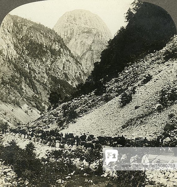 Die felsige Jordalsnut (3620 ft.) von der Straße aus gesehen  die mit Touristenkarren gefüllt ist  Norwegen  um 1905. Schöpfer: Unbekannt.