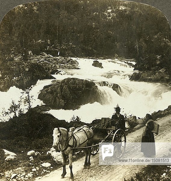 Halt einer Stolkjaerre an der Telemarkenstraße neben dem schäumenden Wasserfall Klein Rjukan  Norwegen   um 1905 Urheber: Unbekannt.