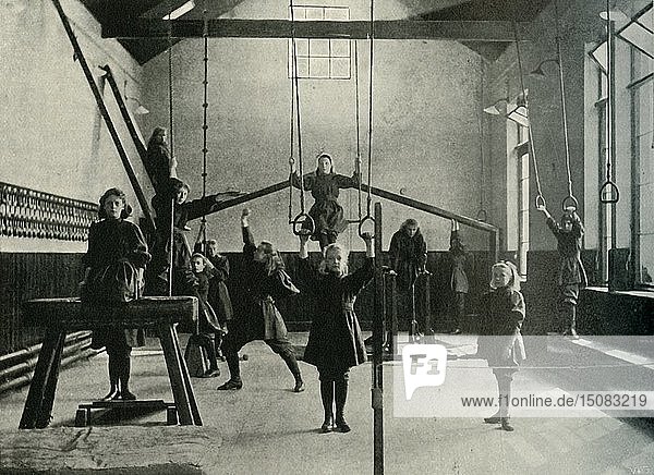 Turnerinnen in der Königlichen Taubstummenanstalt  Friar Gate  Derby   1902. Schöpfer: Unbekannt.