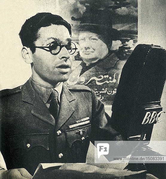 Er liest die Nachrichten auf marokkanischem Arabisch. Ein Mitglied der kämpfenden französischen Armee   1942. Schöpfer: Unbekannt.