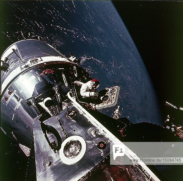Modulpilot David Scott beim Verlassen des Apollo-9-Raumschiffs  6. März 1969. Schöpfer: Russell Schweickart.