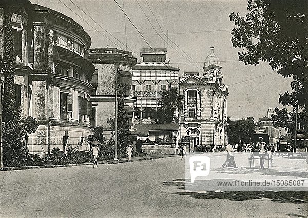 Strand Road  Rangun. - Postamt  Imperial Bank of India. In der Ferne das Zollhaus   1900. Schöpfer: Unbekannt.