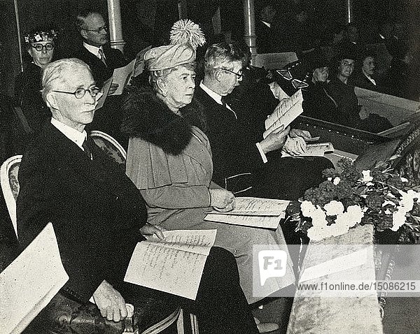 Queen Mary beim Konzert Thanksgiving for Victory   Royal Albert Hall  1945  (1951). Schöpfer: Unbekannt.