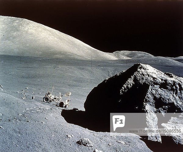 Der Rover wird von einem riesigen Felsen auf der Mondoberfläche in den Schatten gestellt  Apollo 17 Mission  Dezember 1972. Schöpfer: NASA.