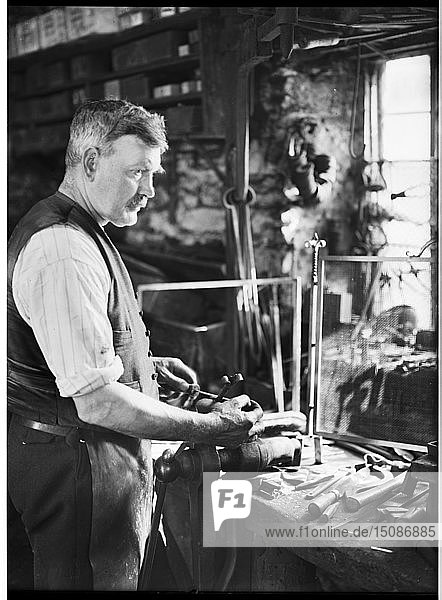 Herr Jefferies bei der Arbeit in der Schmiede  Southrop  Cotswolds  Gloucestershire  1938. Schöpfer: Sydney Alfred Pitcher.