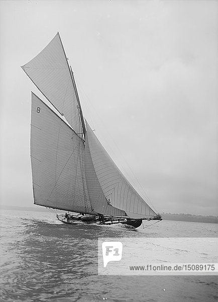 Der 45-Tonnen-Kutter Camellia segelt am Wind  1911. Schöpfer: Kirk & Sons aus Cowes.