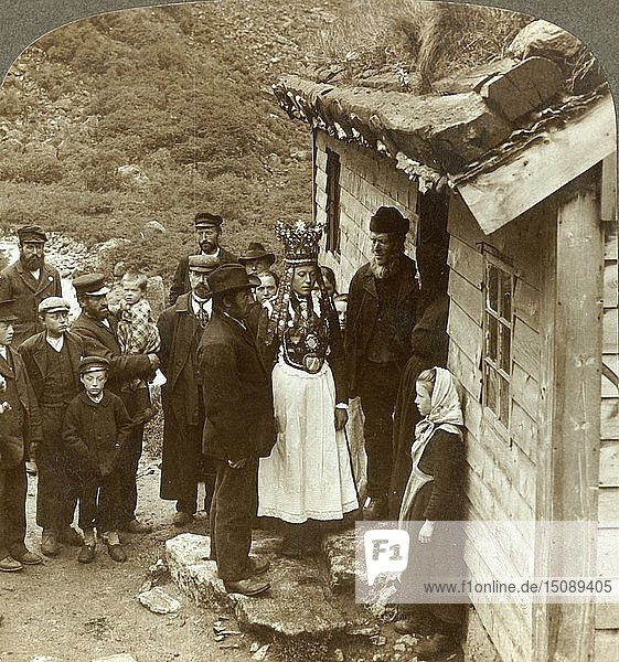 Braut und Bräutigam aus Nordfjord mit Gästen und Eltern an der Haustür  Brigsdal  Norwegen   um 1905. Schöpfer: Unbekannt.