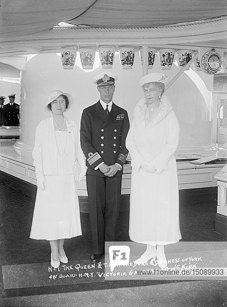 Queen Mary mit dem Herzog und der Herzogin von York an Bord der HMY Victoria and Albert   1933. Schöpfer: Kirk & Söhne aus Cowes.
