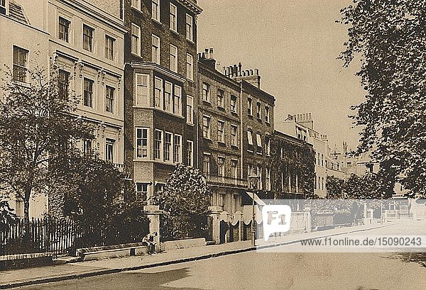 Kensington Square  der noch immer den Frieden von zwei Jahrhunderten bewahrt   um 1935. Schöpfer: Donald McLeish.