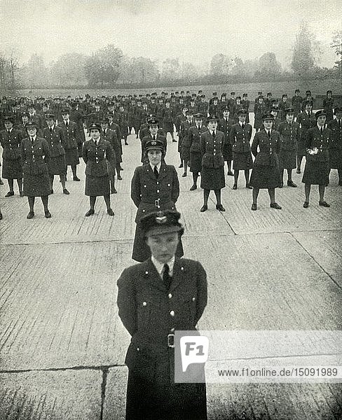 W.A.A.F.-Offiziere in ihrer Ausbildungsschule   um 1943. Schöpfer: Cecil Beaton.