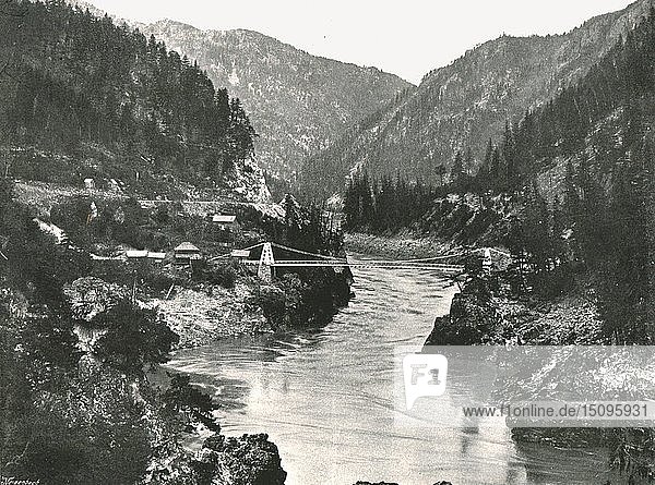 Die Rocky Mountains: die Frazer Canyon und Cariboo Road Bridge  in der Nähe von Spuzzum  Kanada  1895. Schöpfer: William Notman & Sohn.