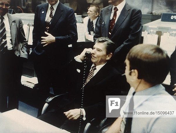 Präsident Ronald Reagan spricht zu Astronauten im Space Shuttle  1981. Schöpfer: NASA.