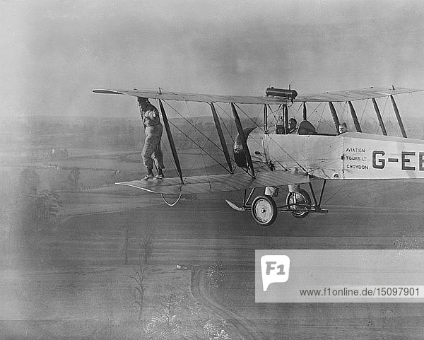 Flügellauf ohne Gurtzeug auf einem Avro 504-Doppeldecker  1932. Schöpfer: Aerofilms.