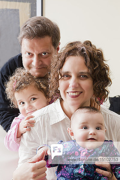 Lächelnde Familie mit zwei Kindern
