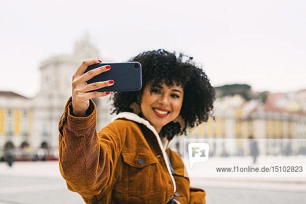 Junge Frau macht Selfie in Lissabon  Portugal