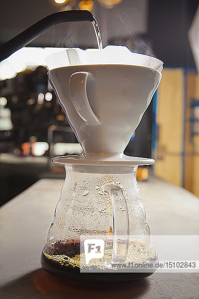 Wasser wird in Filterkaffee gegossen