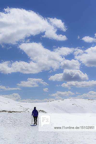Frau beim Wandern auf dem Loveland Pass in Colorado,  USA