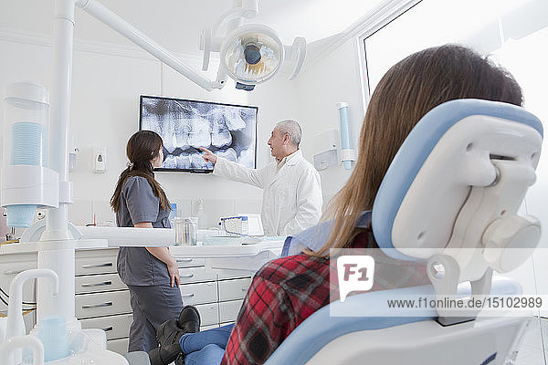 Patientin beim Zahnarzt  der Röntgenaufnahmen von Zähnen untersucht