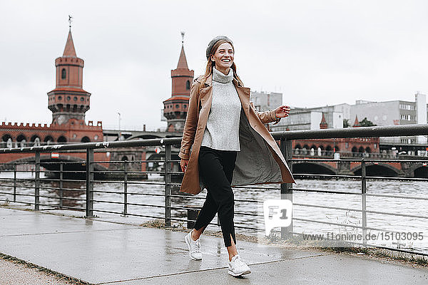 Junge Frau spaziert am Fluss in Berlin  Deutschland