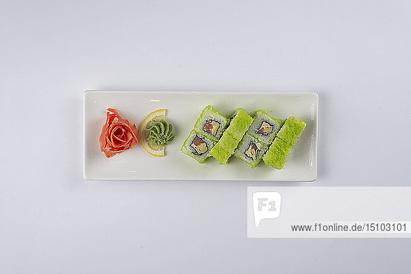 Teller mit Sushi mit eingelegtem Ingwer und Wasabi