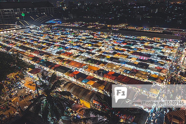 Hochformatige Ansicht des Nachtmarktes in Bangkok  Thailand