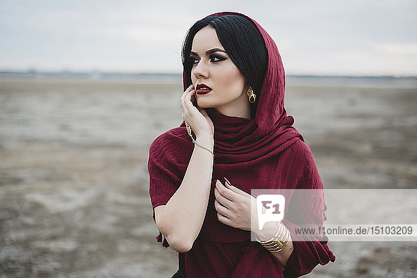Frau mit rotem Kopftuch und Lippenstift