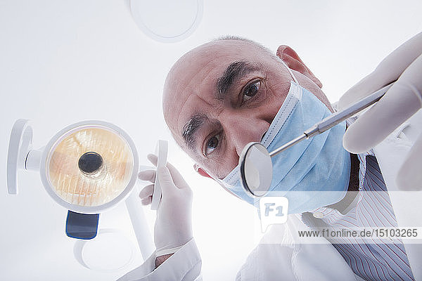 Blick direkt unterhalb des Zahnarztes während der Untersuchung